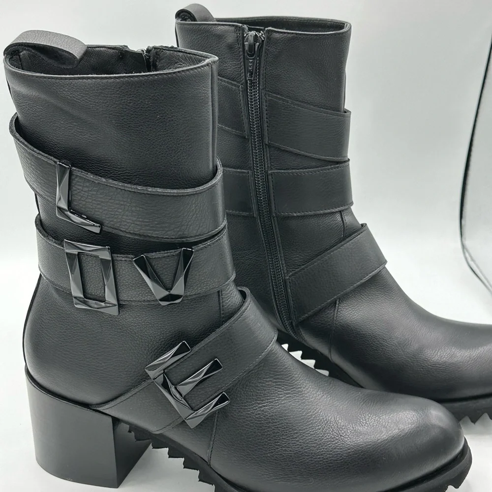 Black boot - Picture 3 of 8